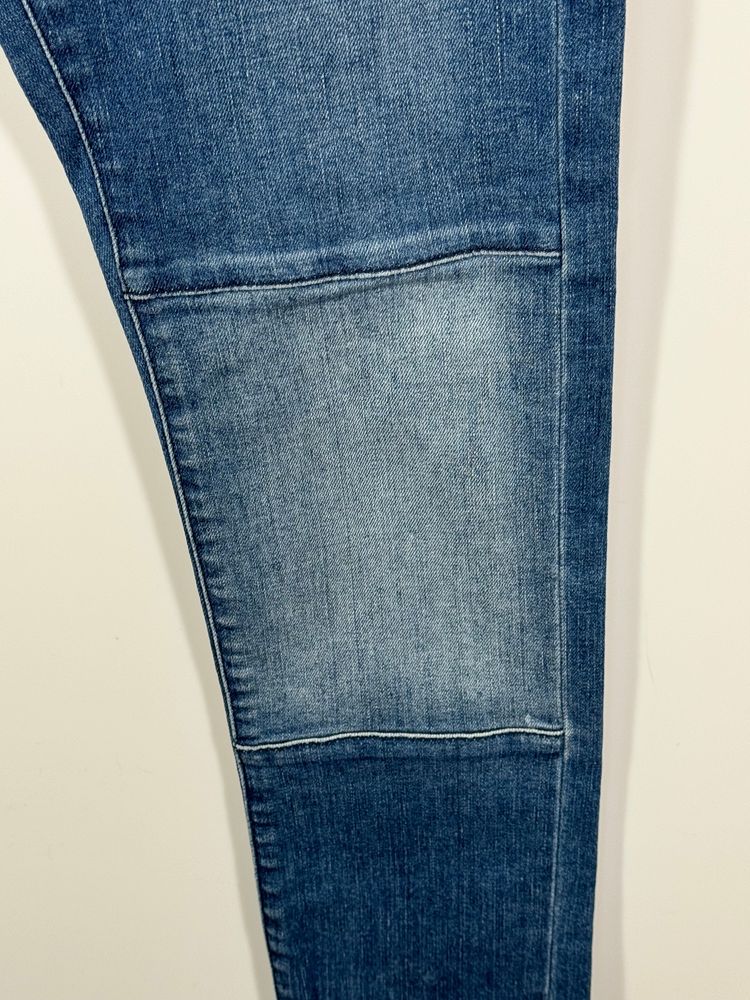 Blugi Hugo Boss.