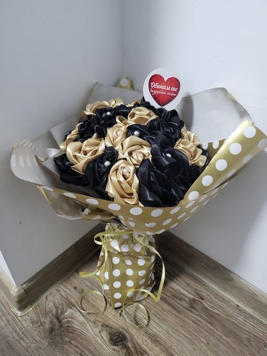 Букет от сатенени рози