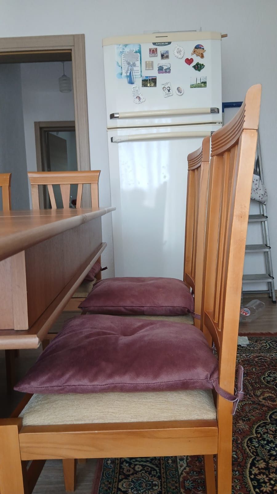 Маса и дървени столове