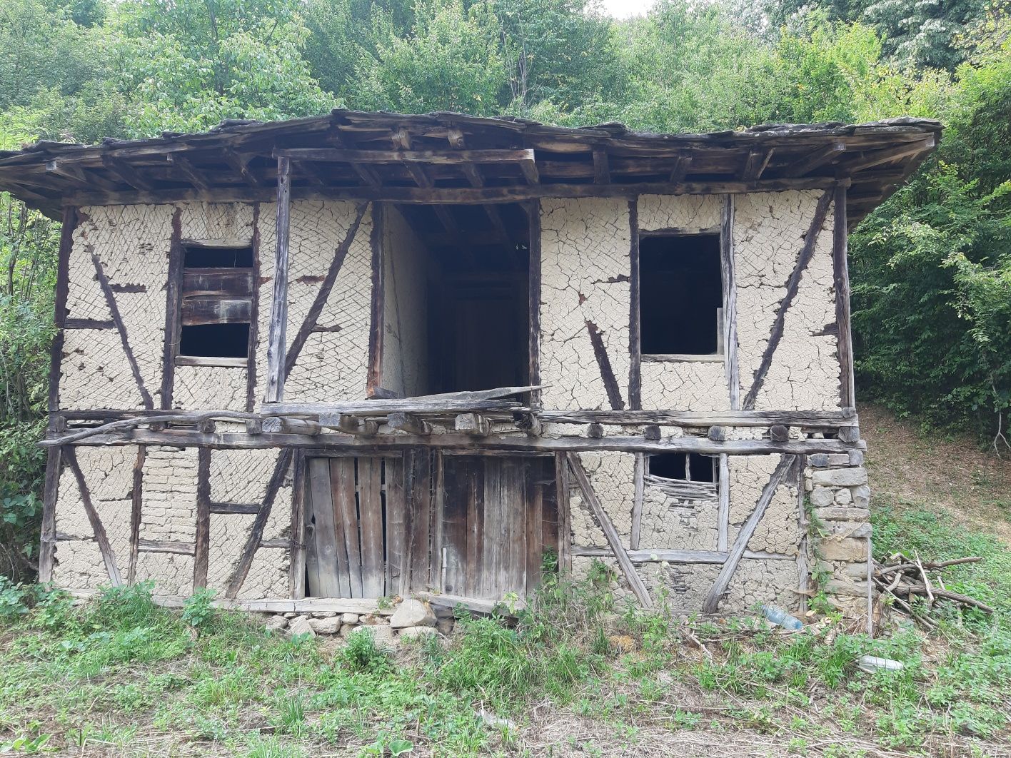 Продавам имот със стара къща в него