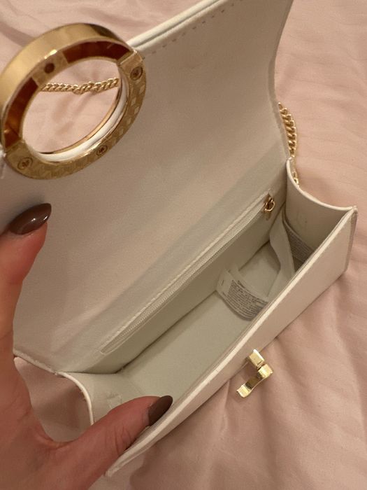 Малка бяла чанта чисто нова