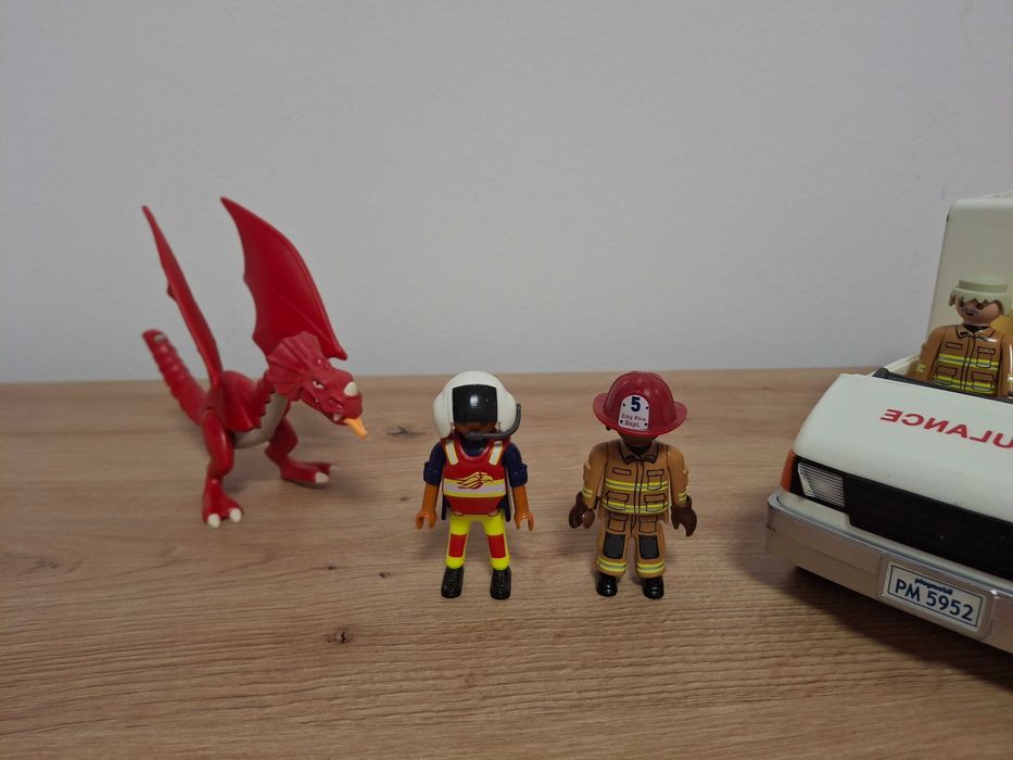 Vand lot cu 6 jucarii Playmobil