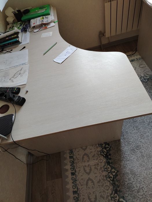 Компьютерный стол в отличном состоянии компьютерный длина 1600х1000смц