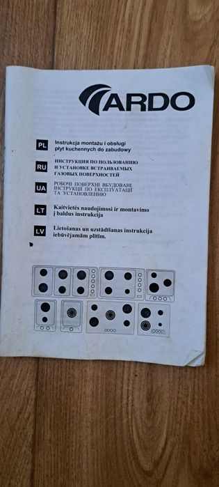 Встраиваемая газовая поверхность . Фирма"АРДО" , с автоподжигом .
