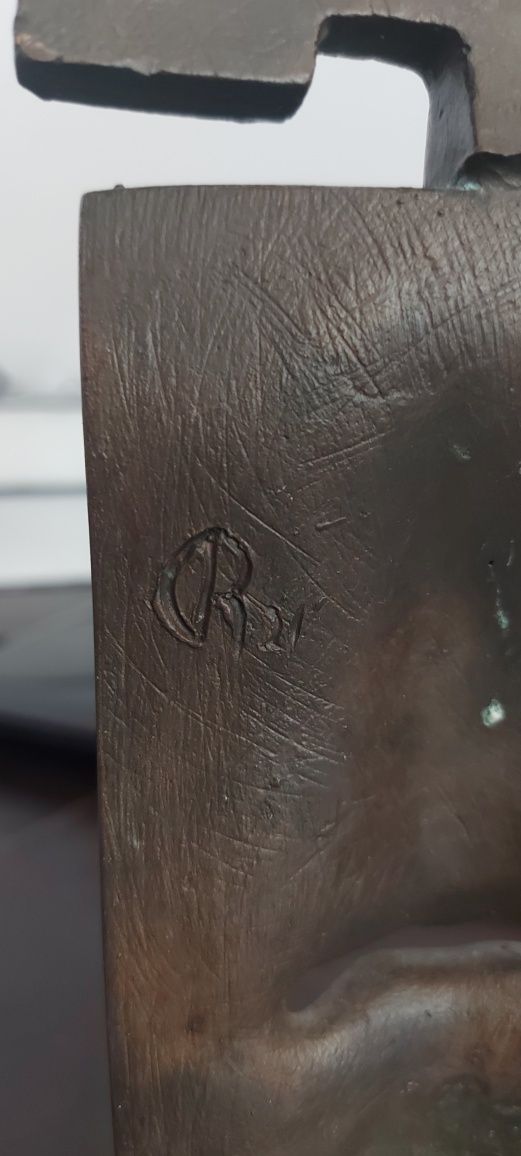 Sculptură din bronz pe soclu de piatră, sculptor Radu Ciobanu