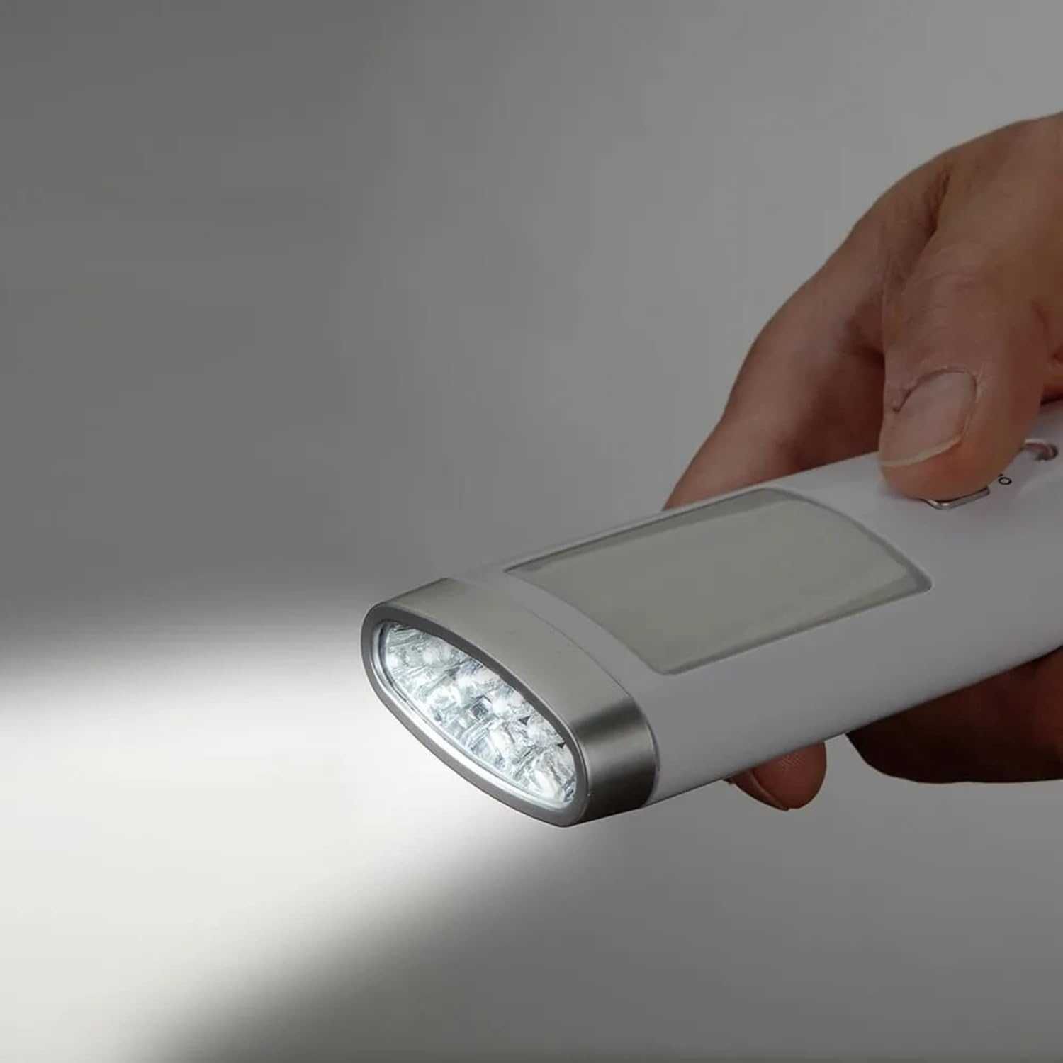 НОВ! Презареждащ се LED фенер с датчик за движение