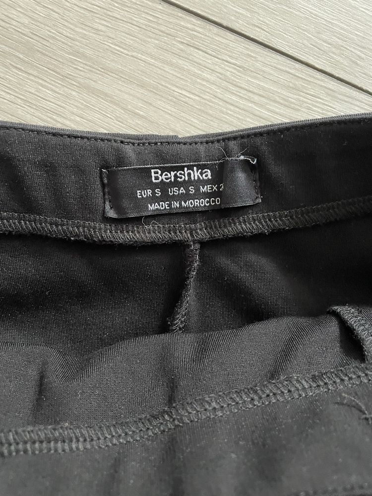 Fustă Bershka cu crăpătură la spate