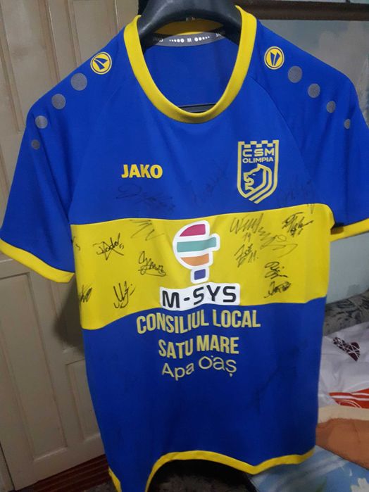Tricou Olimpia Satu Mare cu autografe - banii merg la un baiat bolnav.