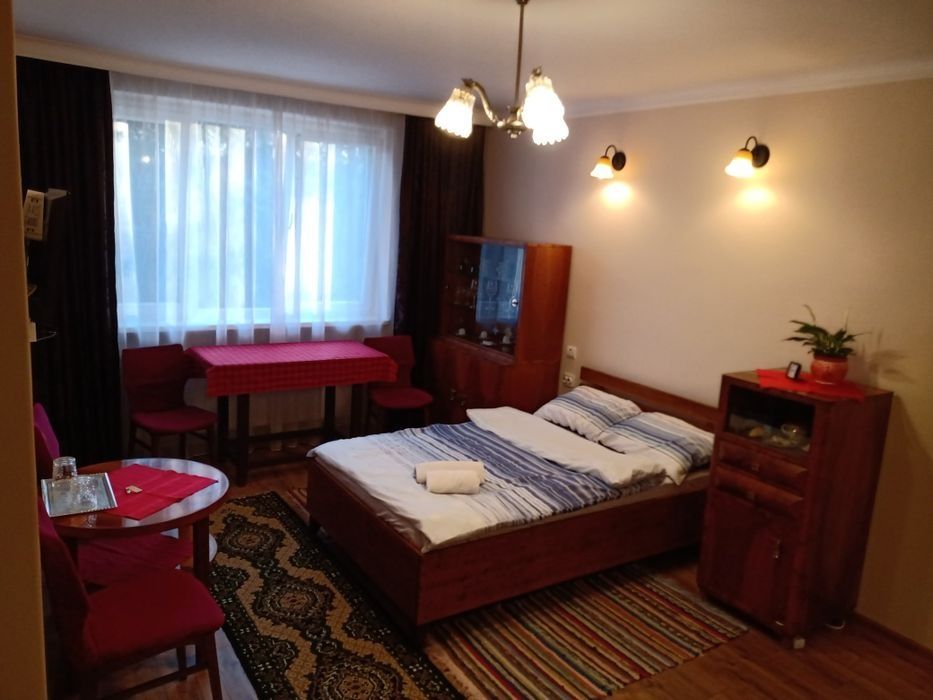 Închiriez în Regim hotelier zona teatrul de vară.