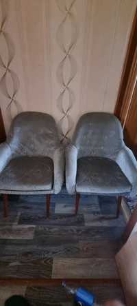 Продаю 2  старых кресла