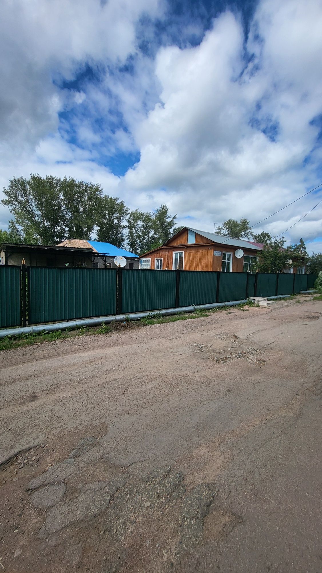 Продается квартира, на земле.