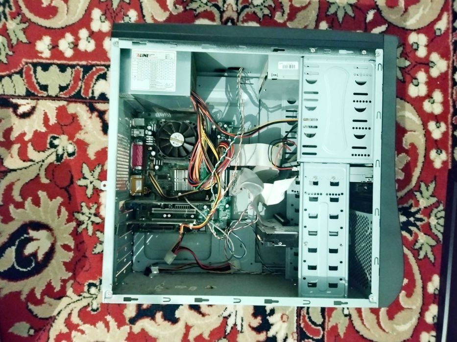 Carcasa, cooler Raidmax 120mm și Sursa raidmax 520w