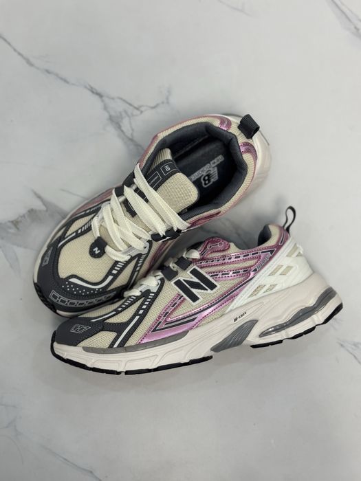 Стильные новые кроссовки