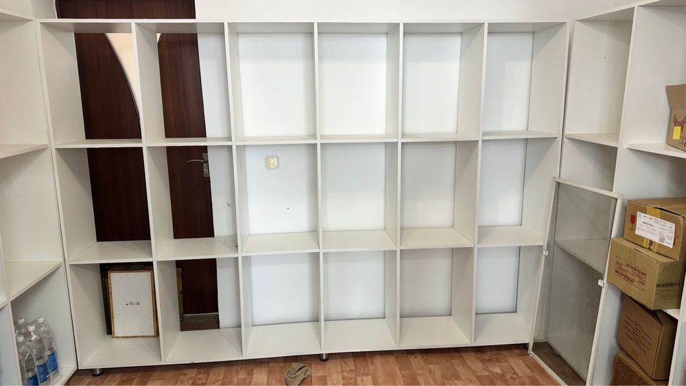 Полка магазинге арналған и заттар қоюға.