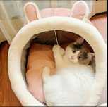 Уютно котешко легло в пещера. Мека и топла.