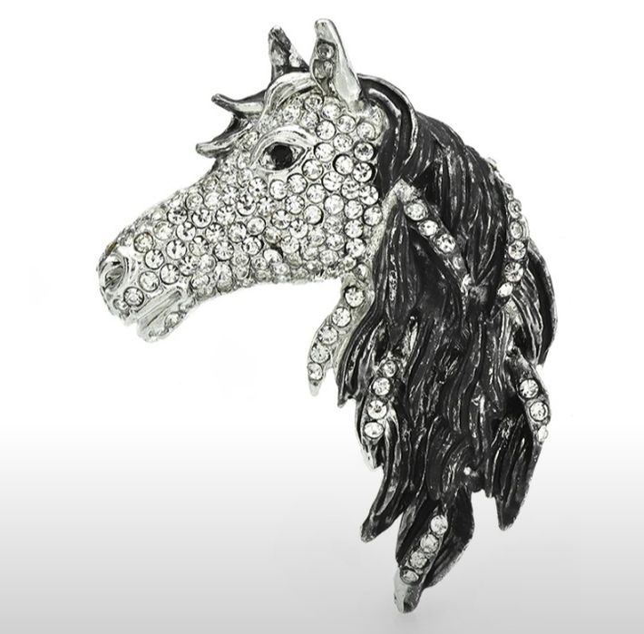 Брошь-символ 2026 года.