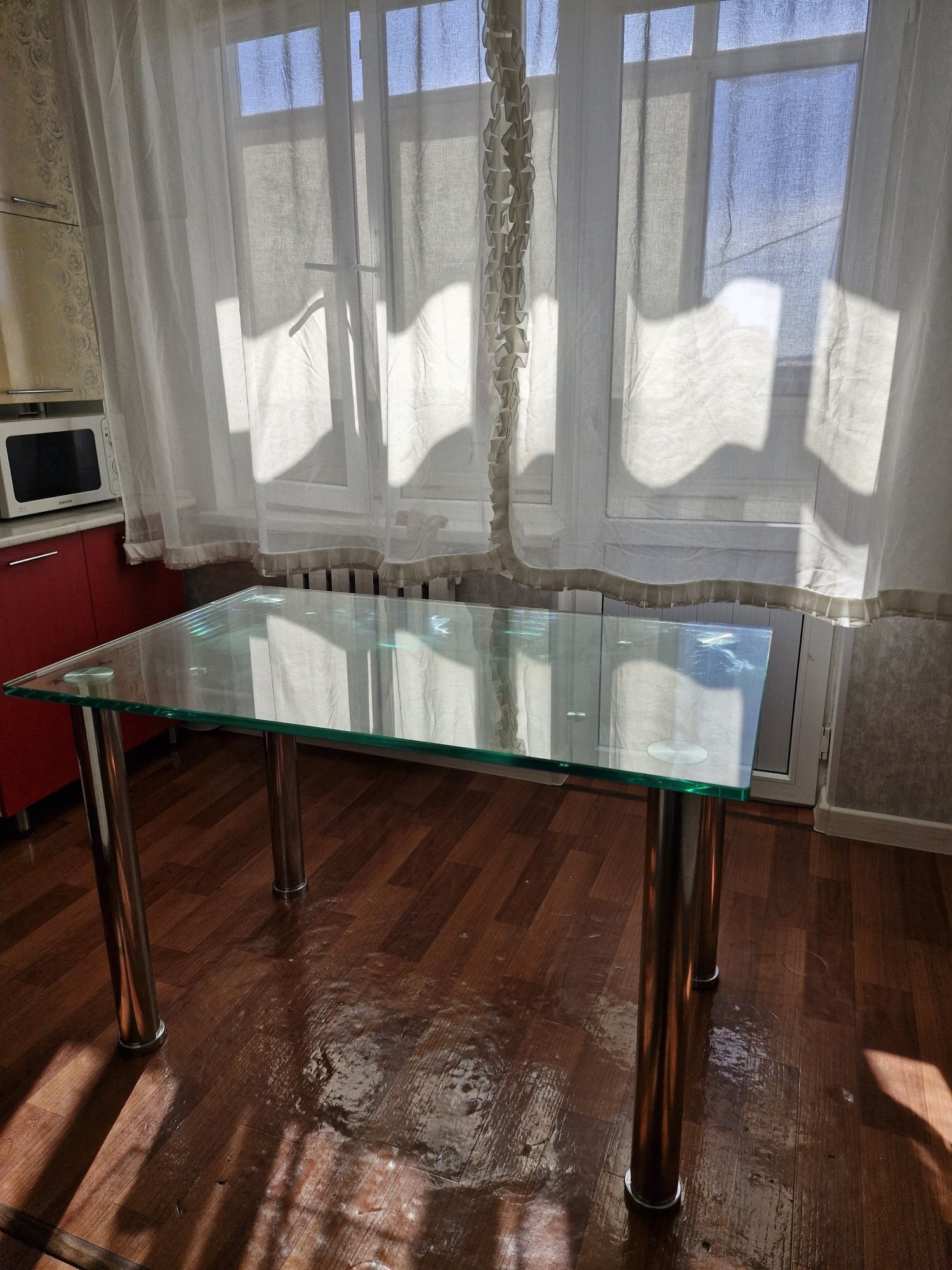 Стол стеклянный для кухни