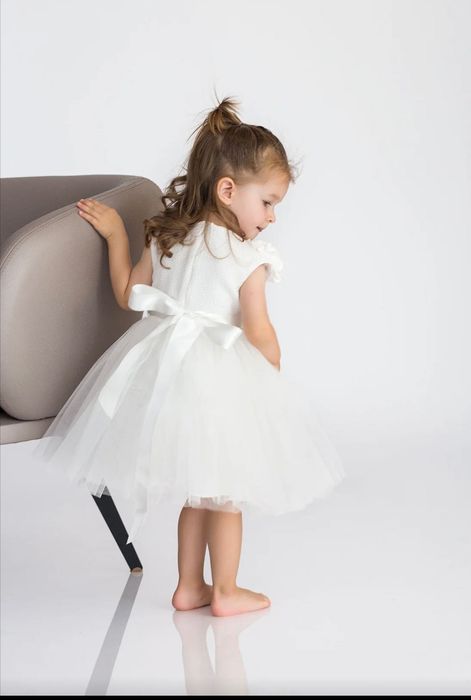 Официална детска рокля с розички и пера