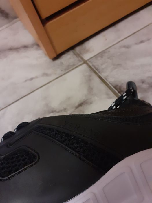 Versace chain reaction Black and White