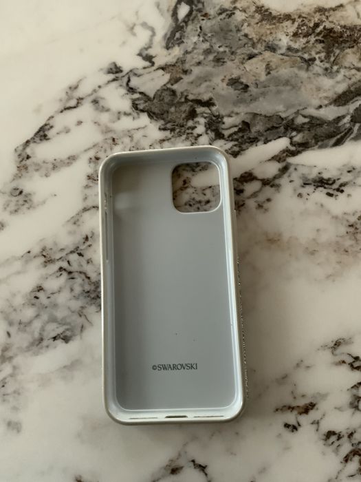Продавм калъф на swarovski за iphone 11 .За 60 лв