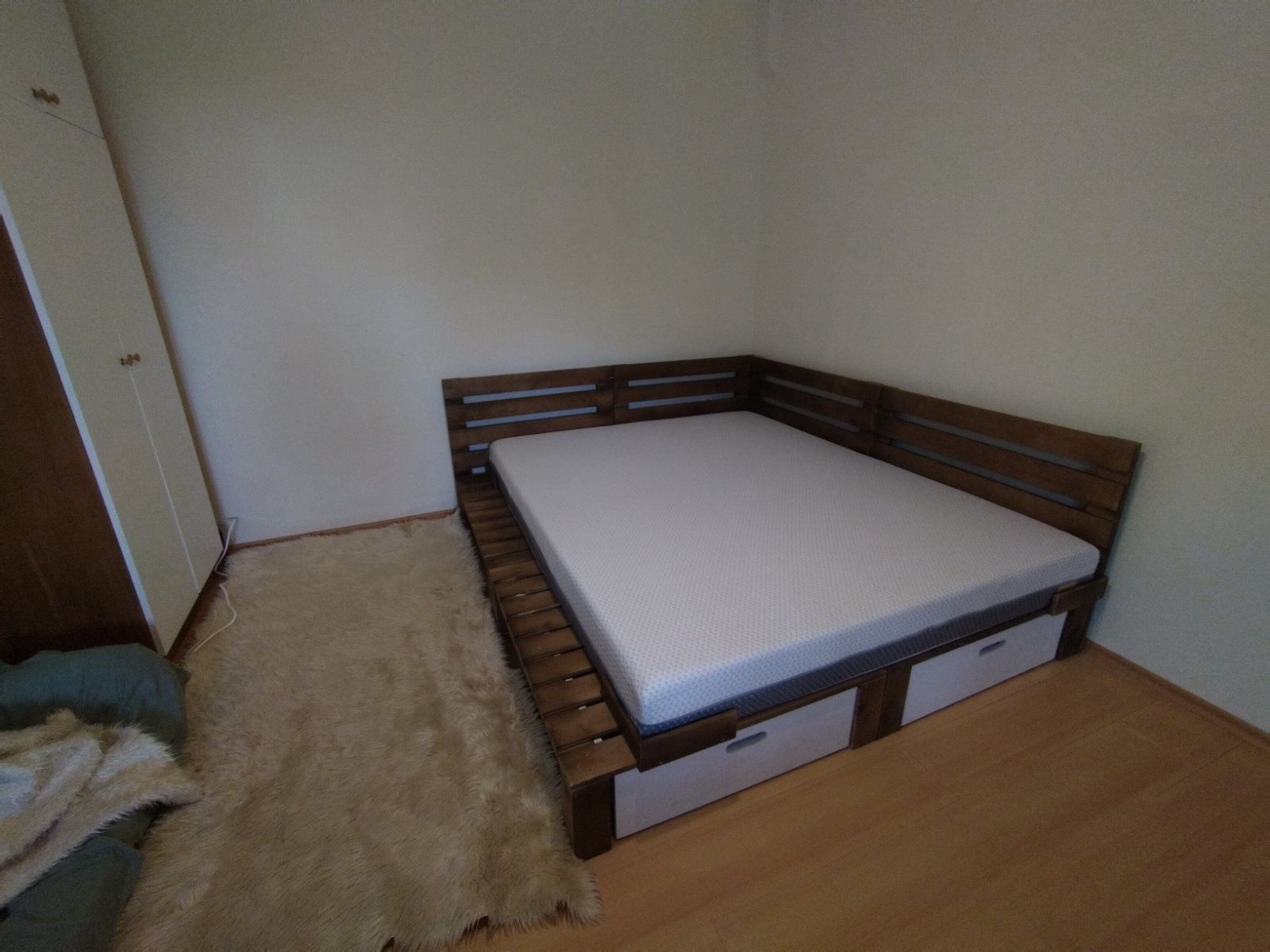 Легло тип Палет дизайн с чекмеджета