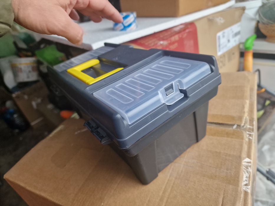 Cutie scule mecanica, spatii depozitare , raft interior.

Dimensiune: