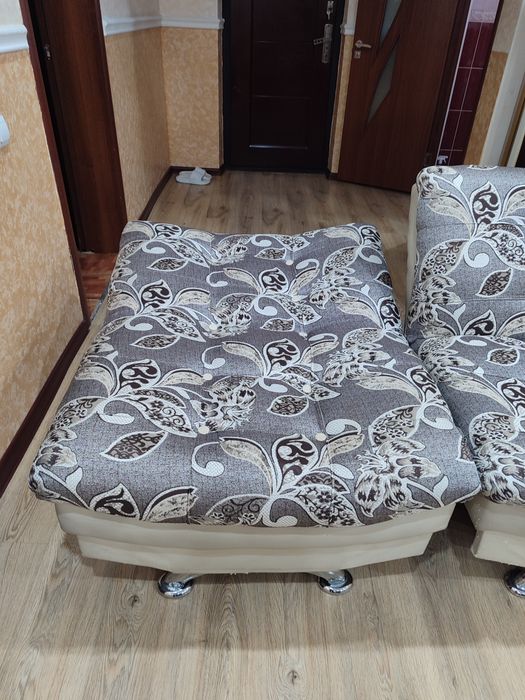 Срочно продам диван с креслом