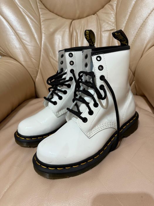 Ghete Dr. Martens 1460 – mărimea 37, culoare alb lucios