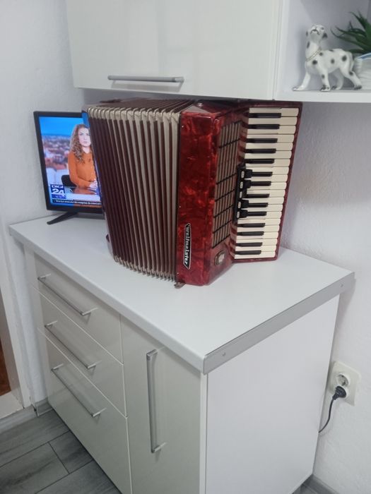 Vând acordeon Weltmaister Stella 48 basi