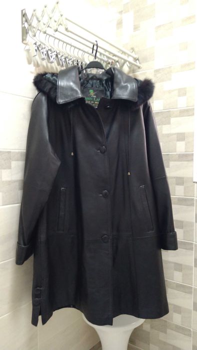 Дамско  манто от естествена кожа с качулка от естествен косъм.