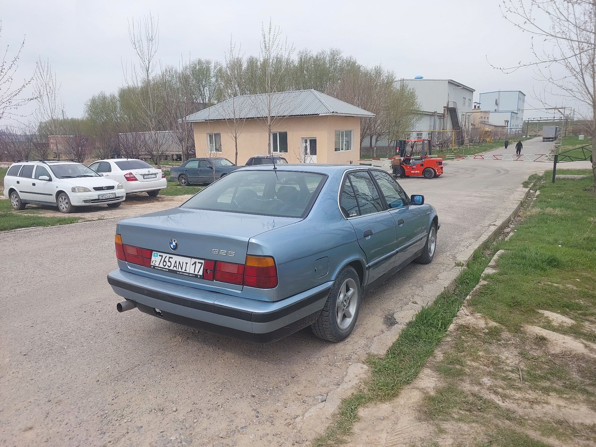 Авто нахаду сел и поехал