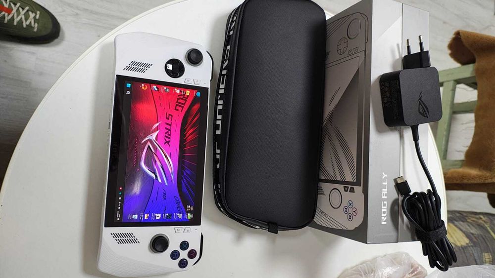 Consola ROG Ally Z1 Extreme 16GB 1TB SSD + Accesorii - In Garantie