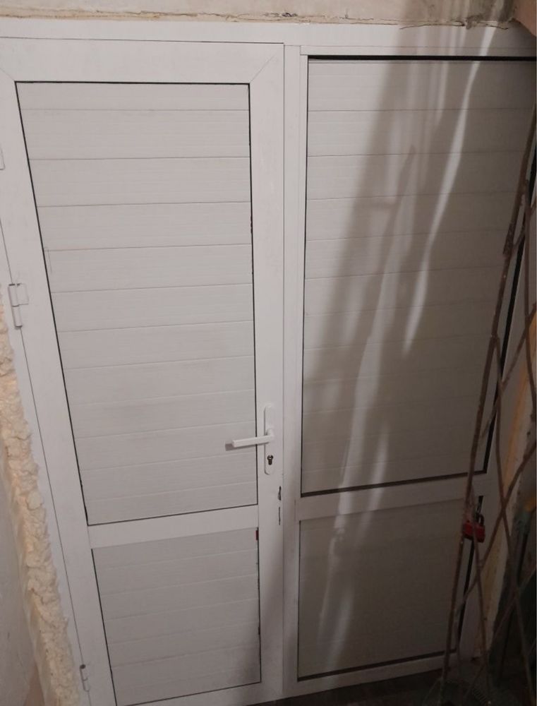 Продам 2 пластиковые двери для помещений / витрины / кафе
