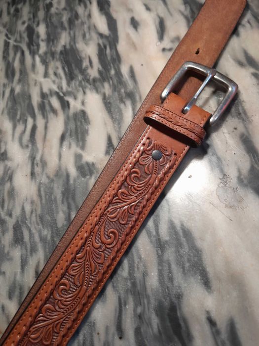 Продавам мъжки кожен гравиран колан