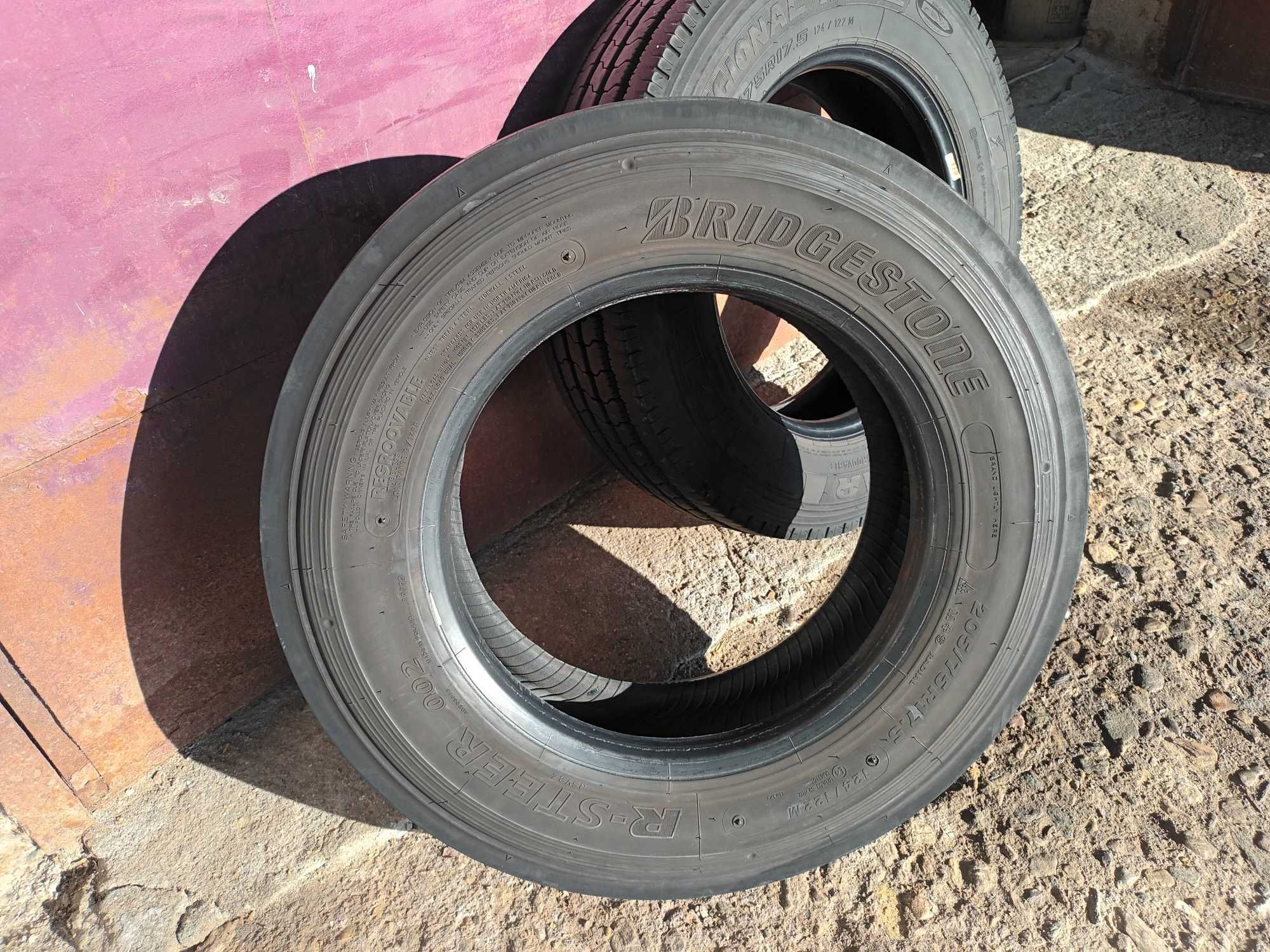 1 товарна гума 205/75 R17.5 Bridgestone R-Steer 002 124/122M M+S 14PR