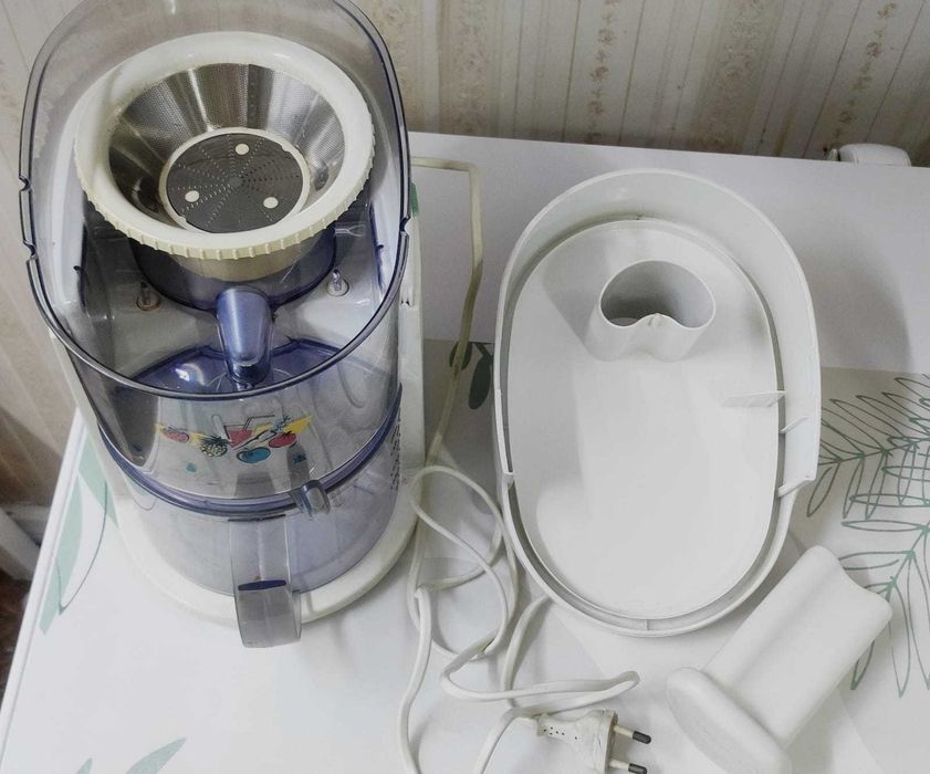 Продам Соковыжималку Philips HR 2823