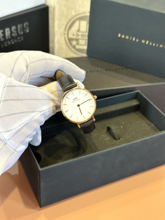 Дамски часовник Daniel Wellington с кожена каишка