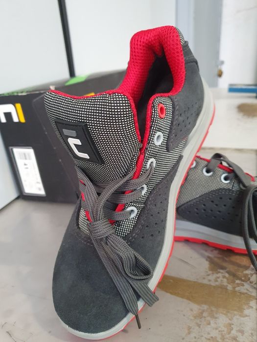 Vând bocanci cu protecție metal nr 41