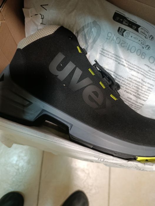 Продавам работни обувки Uvex