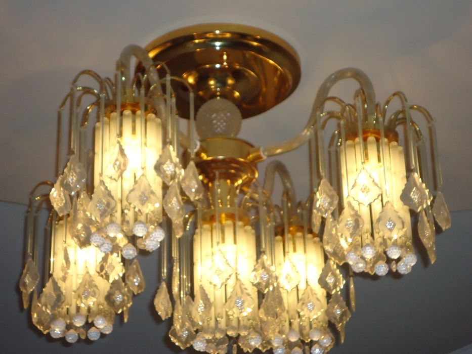 Люстра пяти рожковая.