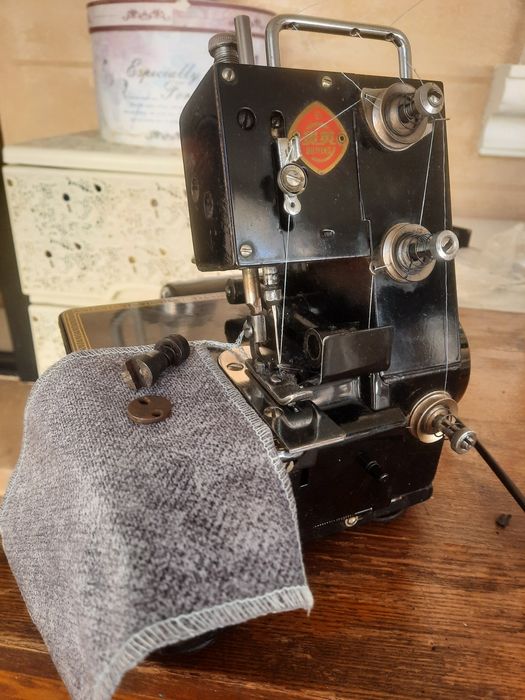 Китайский бытовой оверлок трехниточный