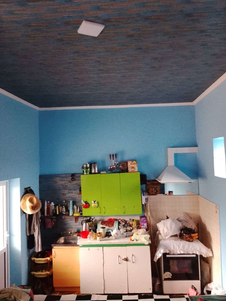 Uy sotiladi. 13 sotix. Srochno sotamiz pul zarur. Hamma sharoiti bor.