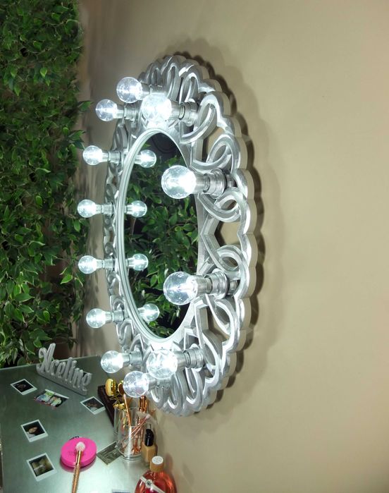 Oglinda Hollywood rotunda cu leduri, rama lemn masiv baroc cristal