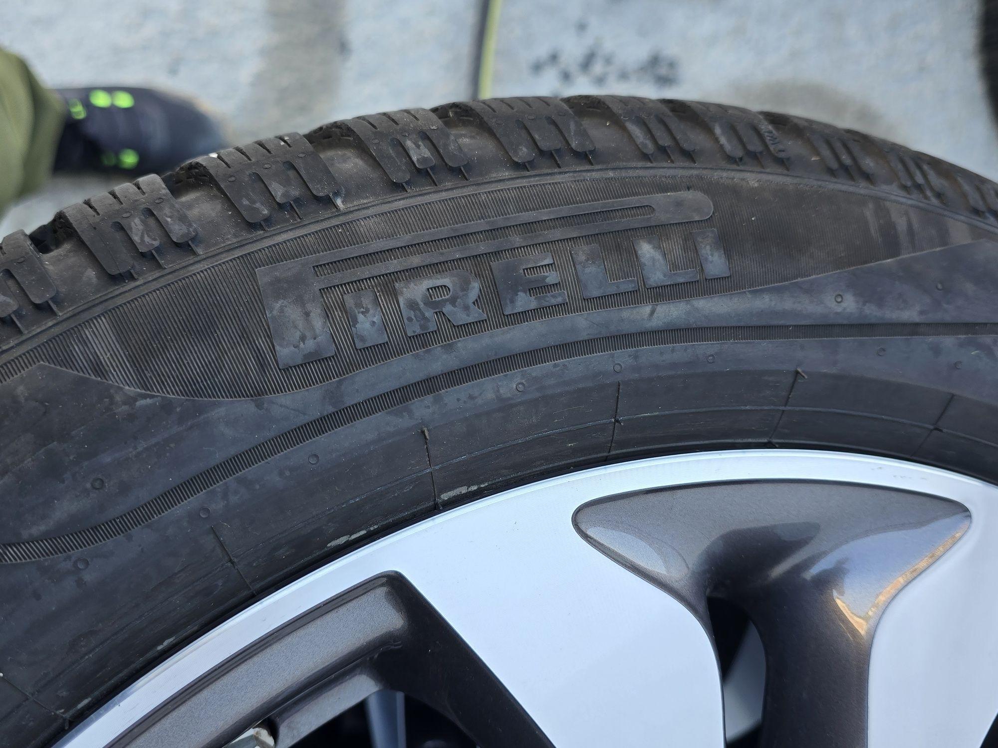 4 Броя 215/55/17 Pirelli 2x8,2mm 21DOT, 2x6,2mm 19DOT