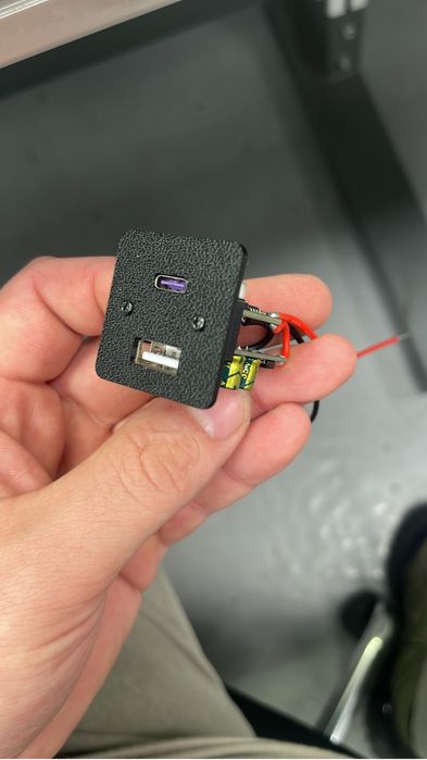 Зарядное устройство в авто USB, type-c розетка в штатное место.