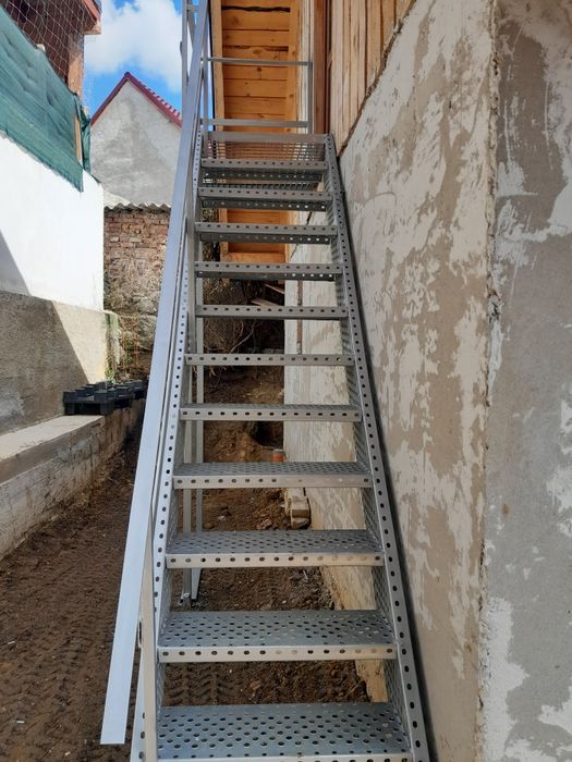 Scări metalice galvanizate la orice demisiune asiguram transport ori u