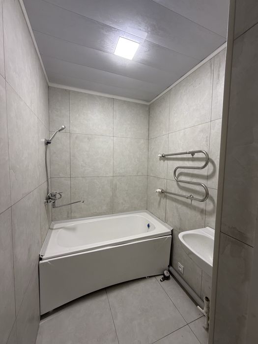 Срочно ижарага 2 хона 1-етаж пустой янги бозор жойлашган