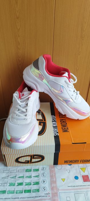 Белые кроссовки УНИСЕКС