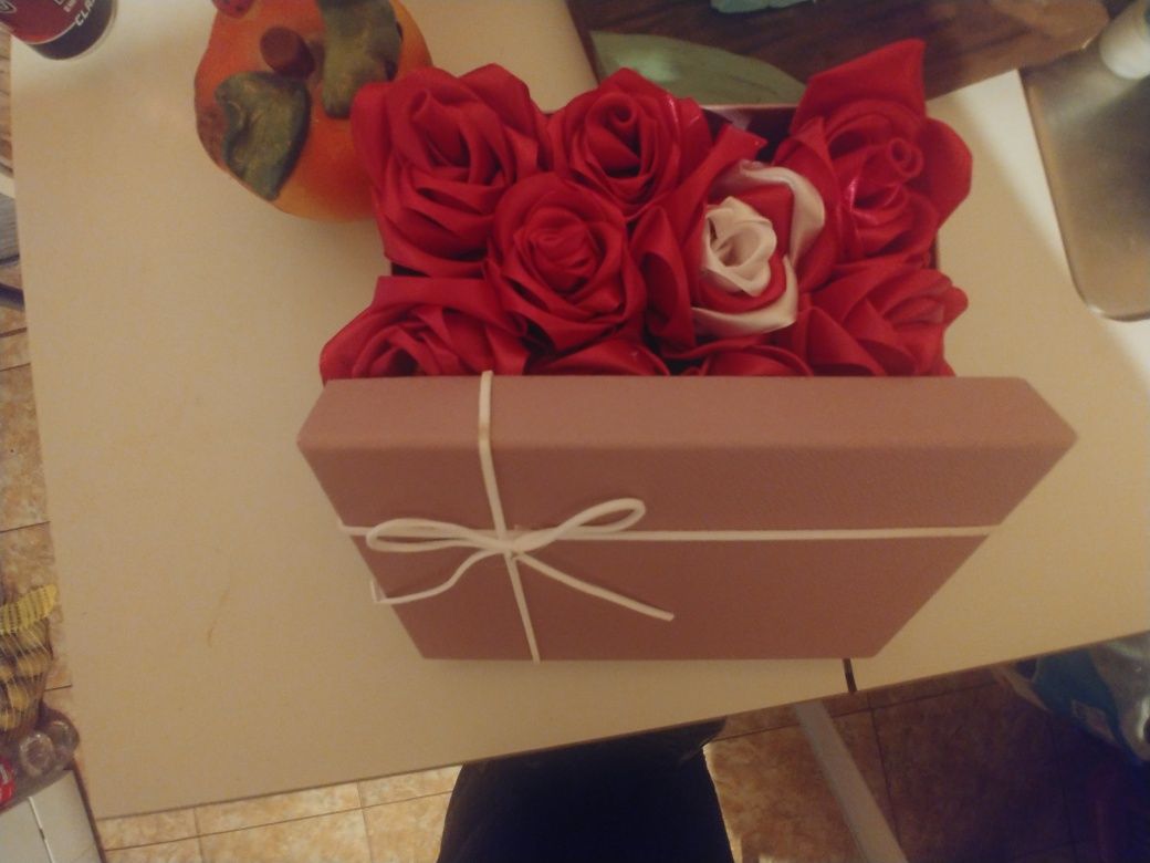 Стенени рози в кутия
