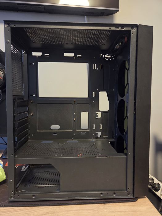 Кутия за компютар Makki